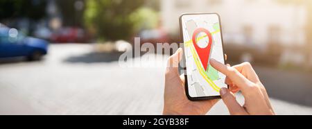 Standortbasiertes Marketing und GPS-Kartensuche auf dem Telefon Stockfoto