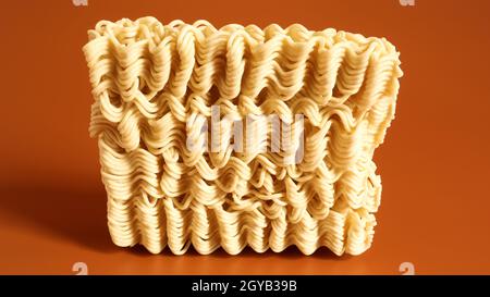 Instant Nudeln asiatischen Ramen. Trockene gelbe rohe Lebensmittel Nudeln. Pasta, für die Vorbereitung, von denen es genug, kochendes Wasser gießen und warten Sie ein paar Minuten Stockfoto