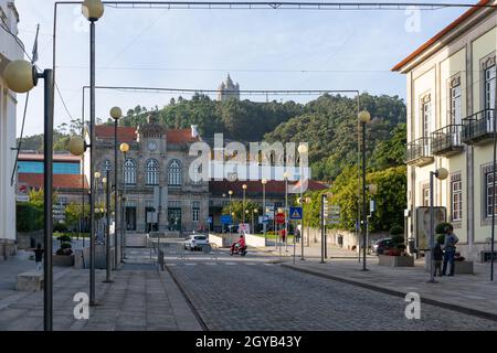 Viana do Castelo Hauptstraße mit Blick auf Santa Luzia Kirche Heiligtum auf dem Hügel, in Portugal Stockfoto