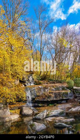 Tal der Riesen und Wasserfall im Sofievsky Arboretum oder Sofiyivsky Park in Uman, Ukraine, an einem sonnigen Herbsttag Stockfoto