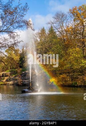 Schlangenbrunnen im Sofievsky Arboretum oder Sofiyivsky Park in Uman, Ukraine, an einem sonnigen Herbsttag Stockfoto
