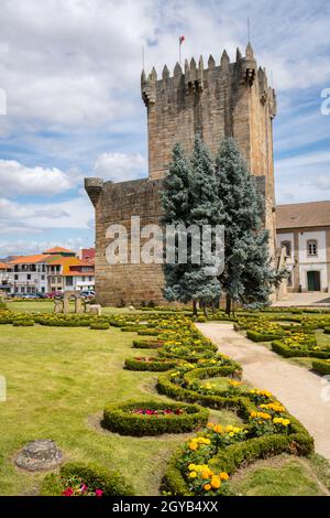 Chaves historische Burg mit schönem Blumengarten im Norden Portugals Stockfoto