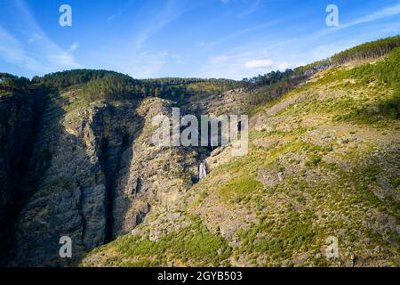 Fisgas de ermelo Wasserfall Drohne Luftaufnahme in Mondim de Basto Stockfoto