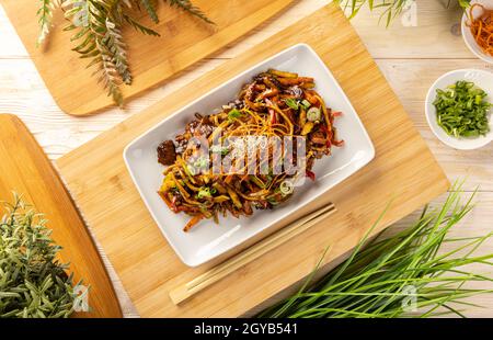 Flaches Schweinebraten, gebraten mit Nudeln und Gemüse Stockfoto