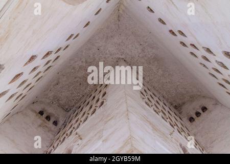Buddha Skulptur Nischen im Ananda Tempel in Bagan, Myanmar Stockfoto