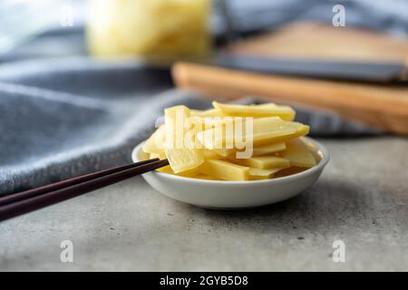 In Scheiben geschnittene Bambusdosensprossen in einer Schüssel auf dem Küchentisch. Stockfoto