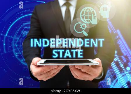 Textunterschrift mit Darstellung des unabhängigen Staates, Konzept, das die Fähigkeit des Staates bedeutet, unabhängig zu sein und Autonomie zu haben man in Office Uniform Holding Tabl Stockfoto