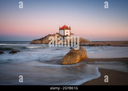 Senhor da Pedra ikonische Kapelle am Strand in Miramar, Portugal Stockfoto