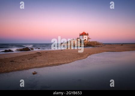 Senhor da Pedra ikonische Kapelle am Strand in Miramar, Portugal Stockfoto