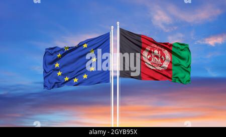 Afghanistan und die Europäische Union zwei Flaggen auf Fahnenmasten und blau wolkiger Himmel Stockfoto