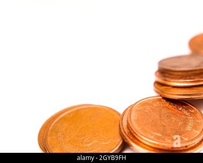 Geld kleine Münzen auf weißem Hintergrund mit Platz für Text. Euro. Cent. Geschäft. Platz frei. Hintergrundbild. Stockfoto