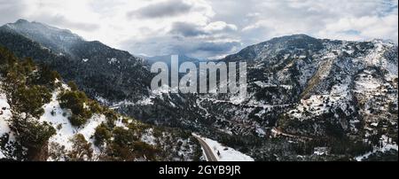 Panoramablick auf die Vouraikos-Schlucht mit der Zahnradbahn Diakopto-Kalavryta, die durch den Canyon führt. Blick von oben vom Mega Spileon Kloster. Beliebtes Winterreiseziel in Kalavryta, Griechenland Stockfoto