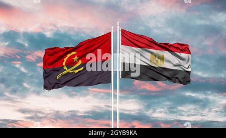Ägypten und Angola zwei Flaggen auf Fahnenmasten und blau bewölkt Himmel Stockfoto
