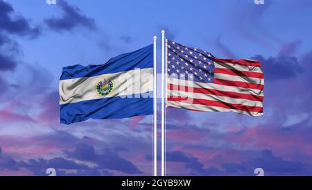 Schwenkende amerikanische Flagge und Flagge von El Salvador. Stockfoto