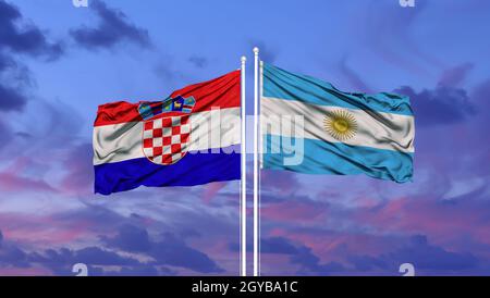 Argentinien und Kroatien zwei Flaggen auf Fahnenmasten und blauer Himmel Stockfoto