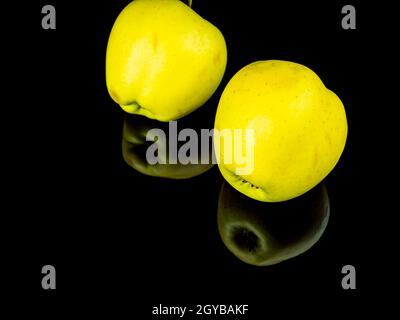 Grüne apfelfrucht auf schwarzem Glashintergrund mit Spiegelung. Hintergrundbild. Lebensmittelfoto. Platz für Text. Äpfel Golden. Apfelsaft. Stockfoto