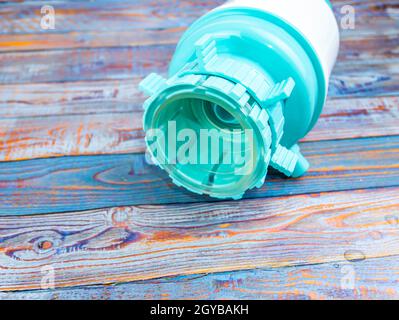 Pumpe für eine Flasche Wasser auf dem Tisch. Platz für Text. Hintergrundbild. Technologie. Stockfoto