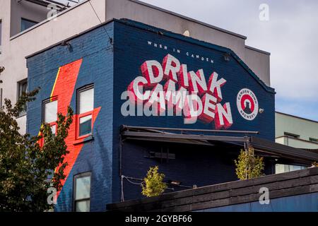 Camden Town Brewery Sign - Wenn Sie in Camden sind, trinken Sie Camden - an der Seite einer Bar in Camden London Stockfoto