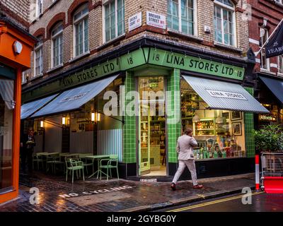 Lina lagert Soho Italian Delicatessen in der Brewer Street in Soho Central London. Gegründet im Jahr 1944 Stockfoto