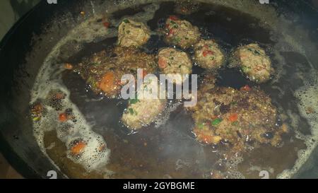 Nahaufnahme mit selektivem Fokus auf köstlichen würzigen gebratenen runden Kebab, der auf einem Keramikplatte serviert wird Stockfoto