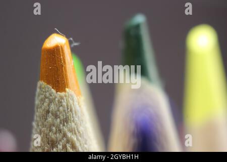 Nahaufnahme des geschärften Bleistifts.Makroansicht der Spitze des Bleistifts auf schwarzem Hintergrund. Stockfoto