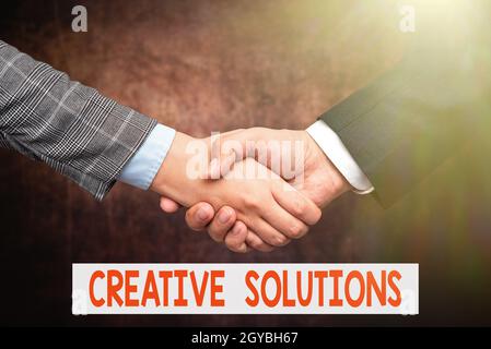 Hand schreiben Zeichen Creative Solutions, Konzeptfoto mentalen Prozess der Schaffung einer Lösung für ein Problem zwei Professionelle gut gekleidete Corporate Busi Stockfoto