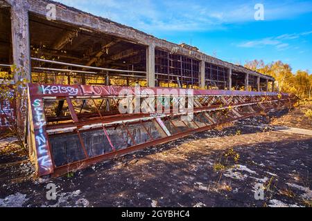 Vor einem verlassenen Gebäude mit Glasdecke und Graffiti überall lieben Sie Stockfoto