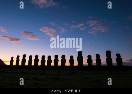 Silhouette von Moai-Statuen auf der Osterinsel, Chile Stockfoto