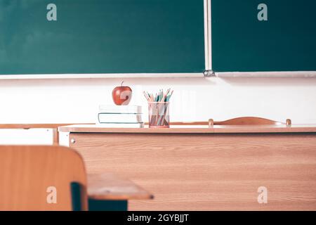 Zurück zur Schule Konzept. Accessoires und Bücher gegen Tafel. Stockfoto