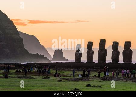 Silhouette von Moai-Statuen auf der Osterinsel, Chile Stockfoto