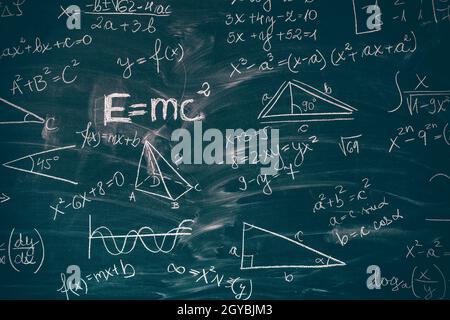 Tafel mit wissenschaftlichen Formeln und Berechnungen in Mathematik eingeschrieben. Wissenschaft und Bildung Hintergrund. Stockfoto