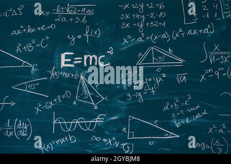 Tafel mit wissenschaftlichen Formeln und Berechnungen in Mathematik eingeschrieben. Wissenschaft und Bildung Hintergrund. Stockfoto