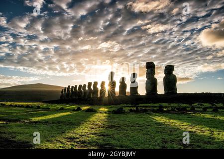 Silhouette von Moai-Statuen auf der Osterinsel, Sonnenaufgang in Chile Stockfoto