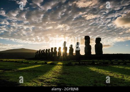 Silhouette von Moai-Statuen auf der Osterinsel, Sonnenaufgang in Chile Stockfoto