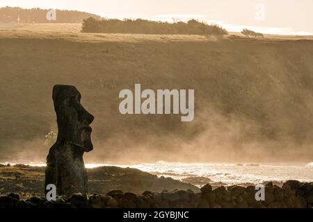 Silhouette von Moai-Statuen auf der Osterinsel, Chile Stockfoto