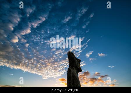 Silhouette von Moai-Statuen auf der Osterinsel, Chile Stockfoto