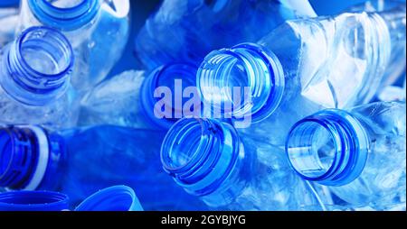 Zusammensetzung mit leeren Mineralwasserflaschen. Kunststoffabfall Stockfoto