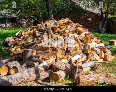 Ein Holzstapel, mit einer Axt für die Heizperiode gehackt. Holz aus Kiefern für einen Holzofen ernten. Winter-Heizperiode in einem Dorfhaus. Holz Stockfoto