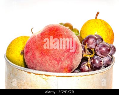 Pfirsichfrucht Ernte mit Birne und Trauben auf weißem Hintergrund. Roter Pfirsich. Grüne Birne. Blaue Trauben. Ernte. Food-Foto. Süßes Essen. Vitamine. Alaun Stockfoto