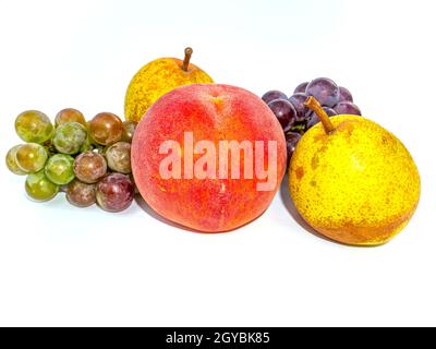 Fruchtpfirsich und Trauben mit Birne auf weißem Hintergrund. Ernte. Roter Pfirsich. Trauben. Gartenbirne. Fruchtsaft. Food-Foto. Landwirtschaft. Gewinnen Stockfoto