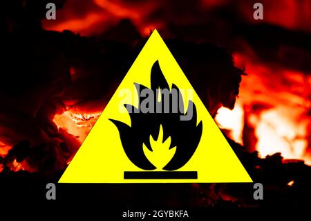 Feuerwarnschild auf dem Hintergrund des Feuers. Feuer auf gelbem Hintergrund. Brandgefahr. Umwelt. Hintergrundbild. Rettungsdienst. Platz für Stockfoto