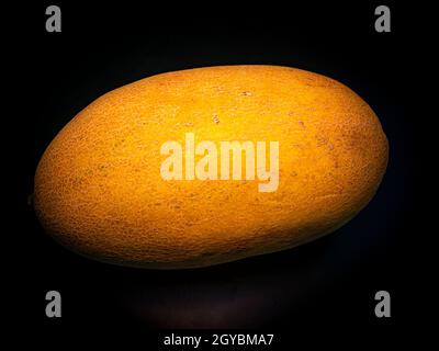 Gelbe reife Melone auf schwarzem Hintergrund. Food-Foto. Melonenkultur. Landwirtschaft. Ort für Ihren Text. Schwarzer Hintergrund. Hintergrundbild. Shchablon. P Stockfoto