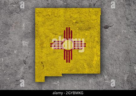 Karte und Flagge von New Mexico auf verwittertem Beton Stockfoto