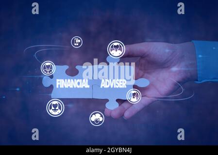 Textschild zeigt Finanzberater, Business Schaufenster Person, die beschäftigt ist, um Finanzdienstleistungen zu erbringen Hand Holding Jigsaw Puzzle Stück Unlocking Stockfoto