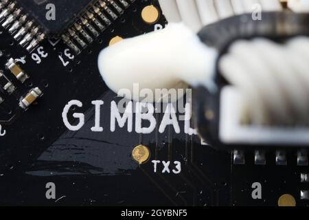 Super Makro Nahaufnahme von Gimbal-Bereich auf einer elektronischen Drohne Leiterplatte. Moderne Technologie und Komponenten, die eine Kamerastabilisierung vorantreiben. Stockfoto