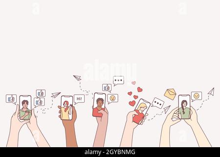 Online-Kommunikation, Dating, mit Smartphone-Konzept. Satz von Menschen Hände halten Smartphones mit verschiedenen Anwendungen und Bilder für Chat und Stockfoto