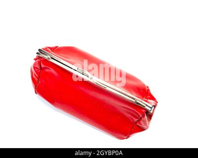 Rote weibliche Kosmetiktasche auf weißem Hintergrund. Handtasche. Kosmetiktasche für Frauen. Schönheit und Mode. Hintergrundbild. Platz für Text. Stockfoto