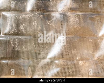 Die Textur der transparenten Oberfläche des Kunststoffbehälters. Polyethylen-Struktur. Kunststoffflaschen. Geschirr. Polyethylenabfälle im Haushalt. Ökologie. Stockfoto