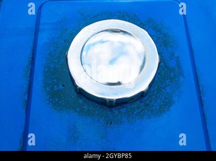Vernickelter Tankdeckel in blauer Fahrzeugfarbe. Tankdeckel des Staplers. Platz des Golfs von Benzin in das Fahrzeug. Tanken eines Diesel landwirtschaftlichen tr Stockfoto