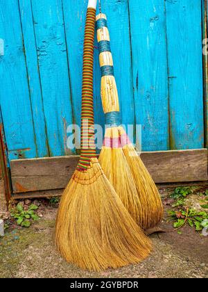 Korbbese aus Sorghum für die Innenschwelle. Besen zum Fegen des Bodens. Hausreinigung. Reinigung der Büroräume. Sauberkeit und Ordnung. Stockfoto